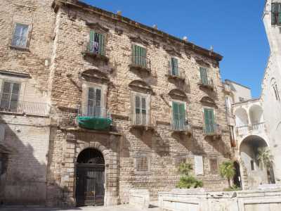 Straordinario � poi un piccolo portale rinascimentale ormai murato che si trova alla destra del cinquecentesco Palazzo De Lerma